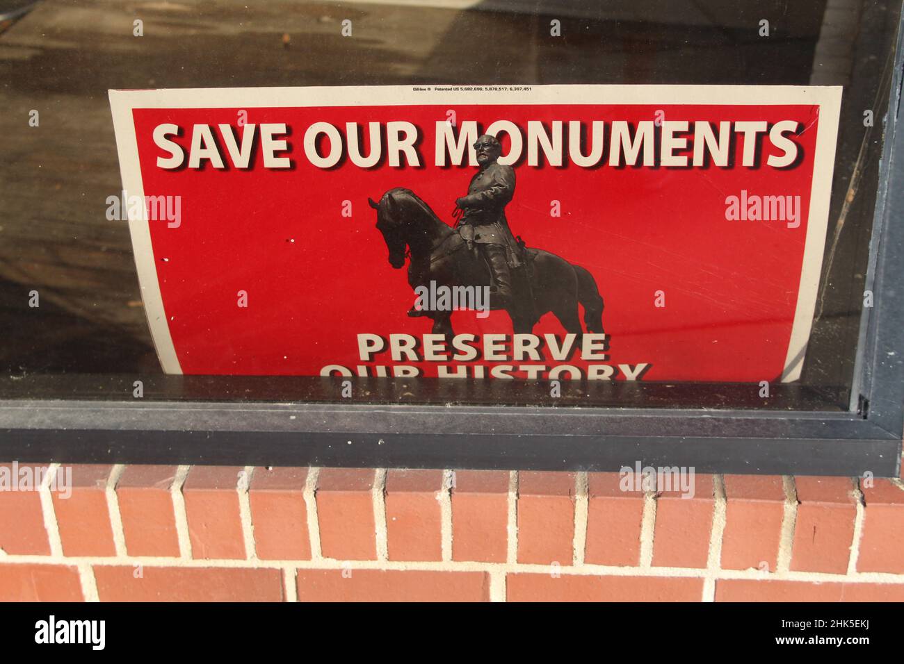 Speichern Sie unsere Denkmäler Bewahren Sie unser Geschichtsschild mit Robert E. Lee in einem Schaufenster in Abbeville, South Carolina Stockfoto