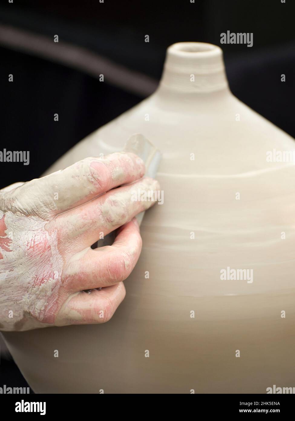 Die Kunst der Schöpfung. Oder ist es die Schaffung von Kunst?: Sie wählen. Ein Töpfer wirft und beendet eine Vase bei Arts in Action in Waterperry Gardens, Oxford Stockfoto