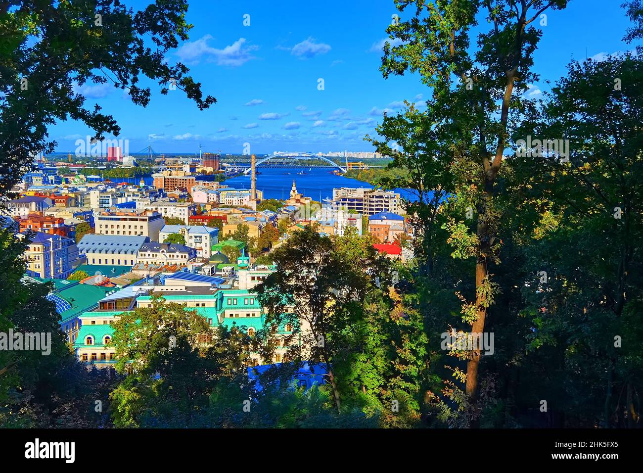 Luftaufnahme von oben auf die Stadtlandschaft von Kiew, den Fluss Dnjepr und die Skyline des historischen Stadtteils Podol, Kontraktova-Platz mit Riesenrad, Stadt Kiew Stockfoto