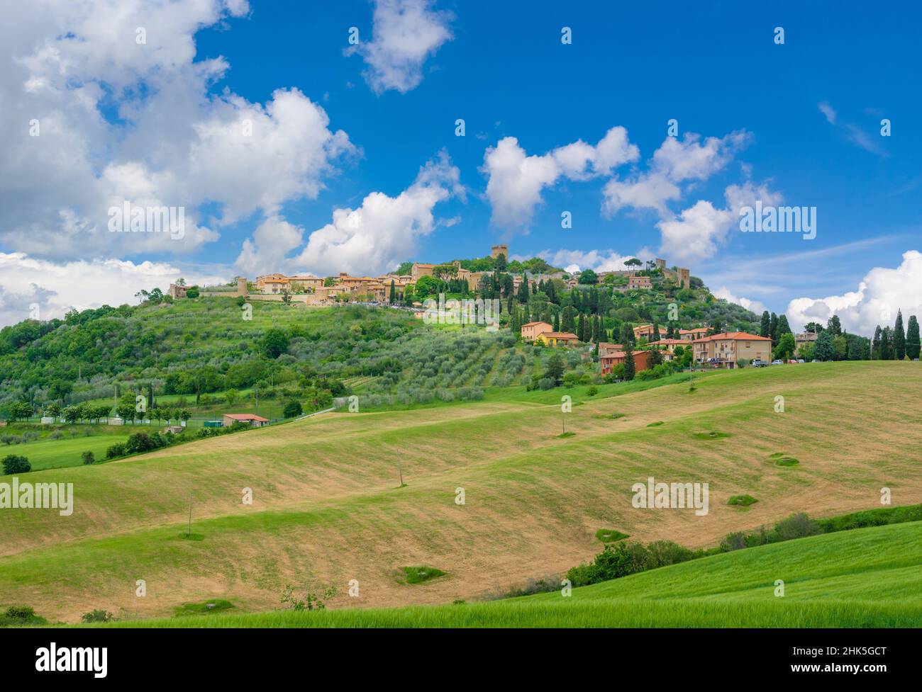 Monticchiello (Italien) - das wunderbare mittelalterliche und künstlerische Dorf der Toskana, in der Gemeinde Pienza, Val d'Orcia UNESCO-Stätte, im Frühjahr Stockfoto