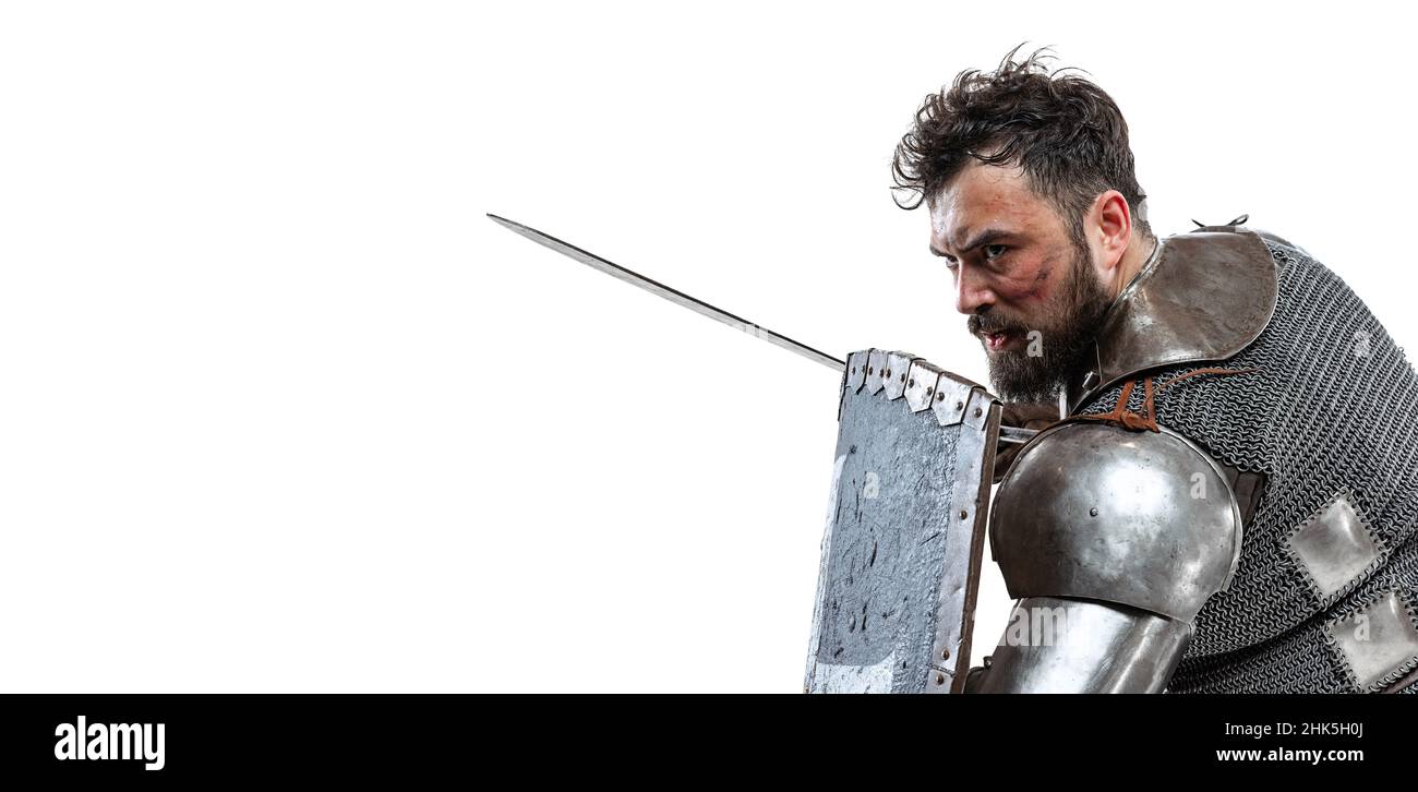 Flyer mit Mut mittelalterlicher Krieger, Ritter in spezieller Rüstung, der sich mit Schild und Schwert über weißem Studiohintergrund schützt Stockfoto