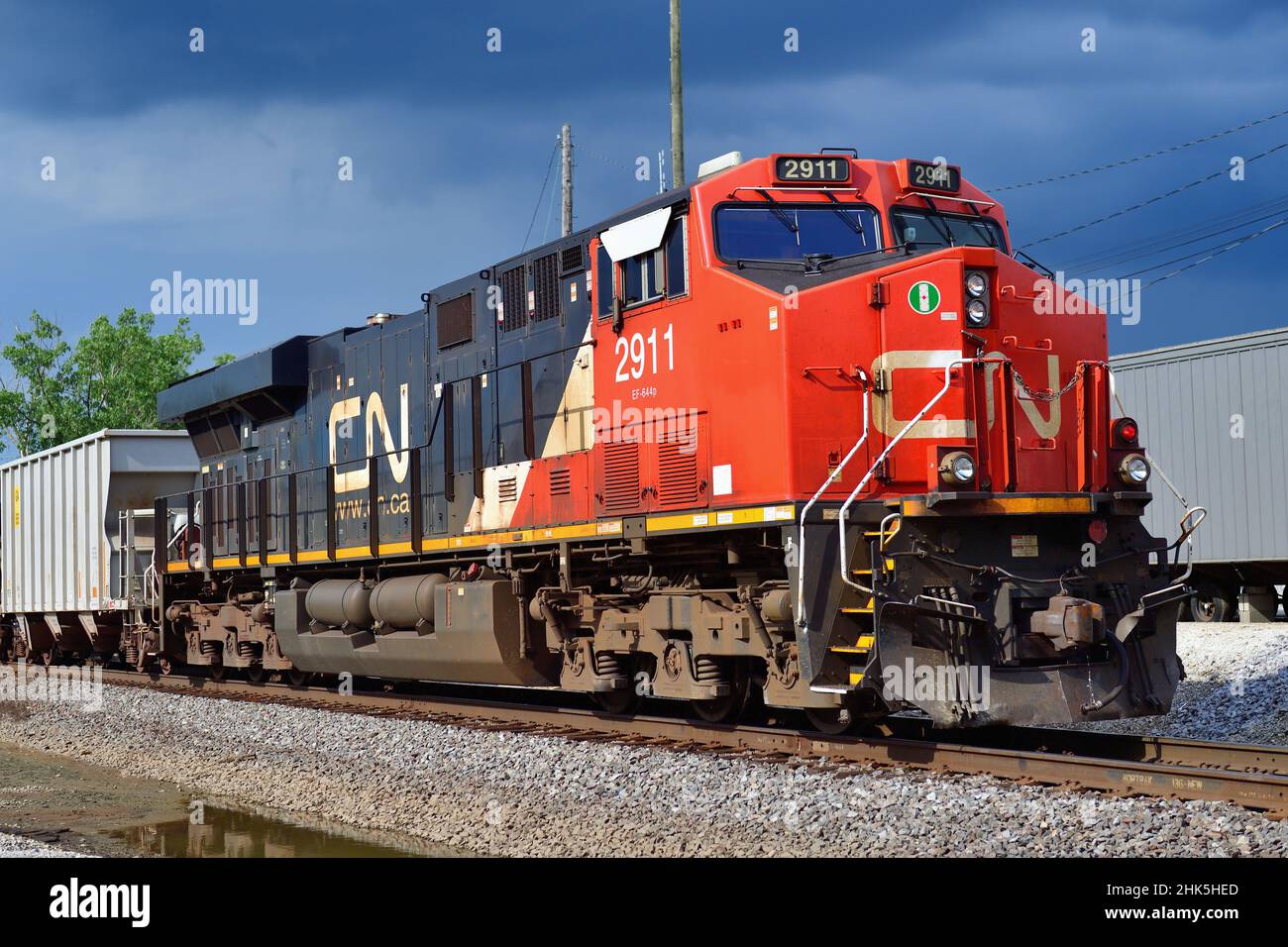 Elgin, Illinois, USA. Eine einzige Lokomotive der Canadian National Railway führt einen Güterzug durch den Vorort Chicago. Stockfoto
