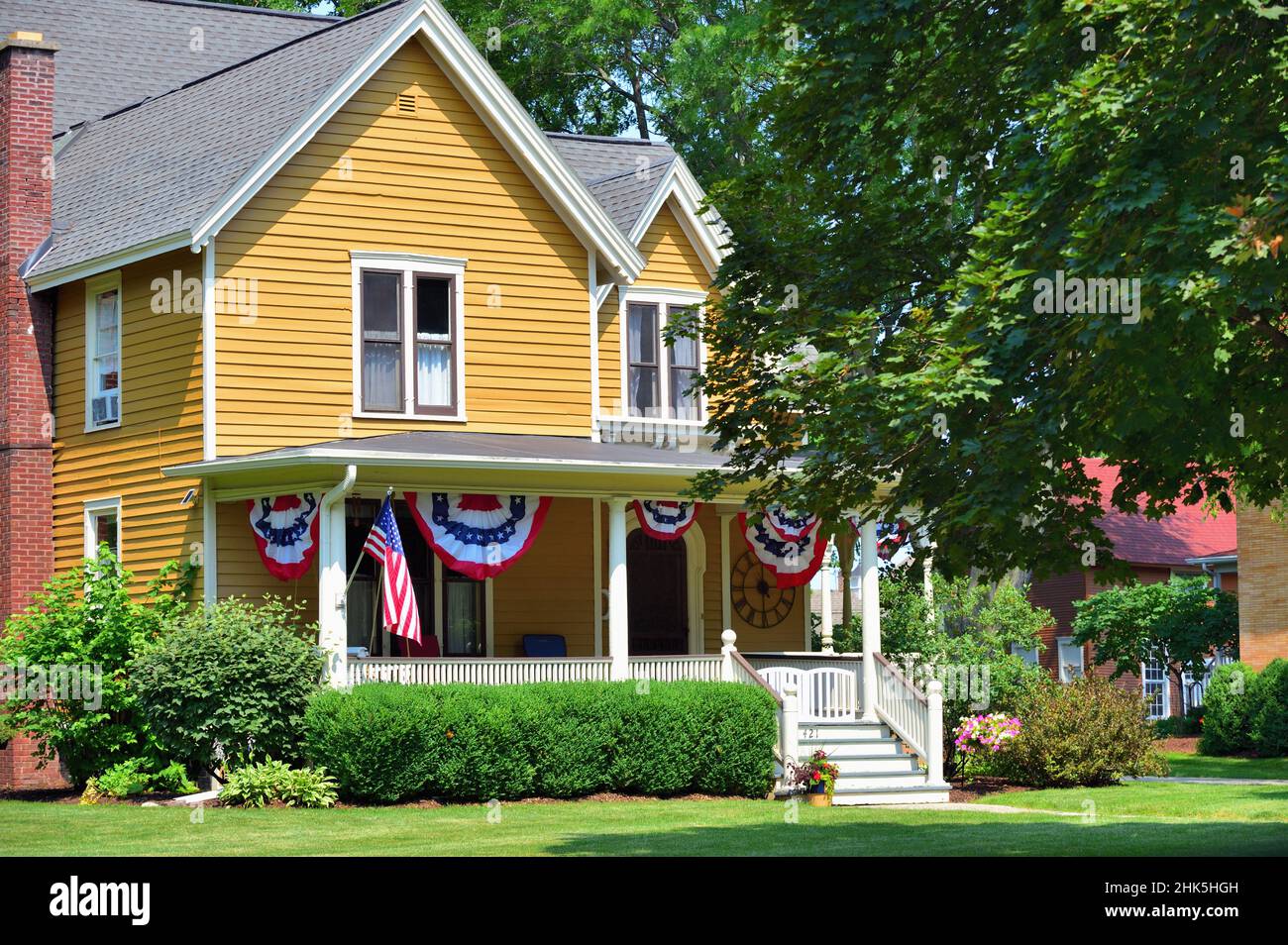 Sycamore, Illinois, USA. Ein gut gepflegtes, herrschaftliches altes Haus, das speziell für die amerikanische Feier zum 4. Juli dekoriert wurde. Stockfoto