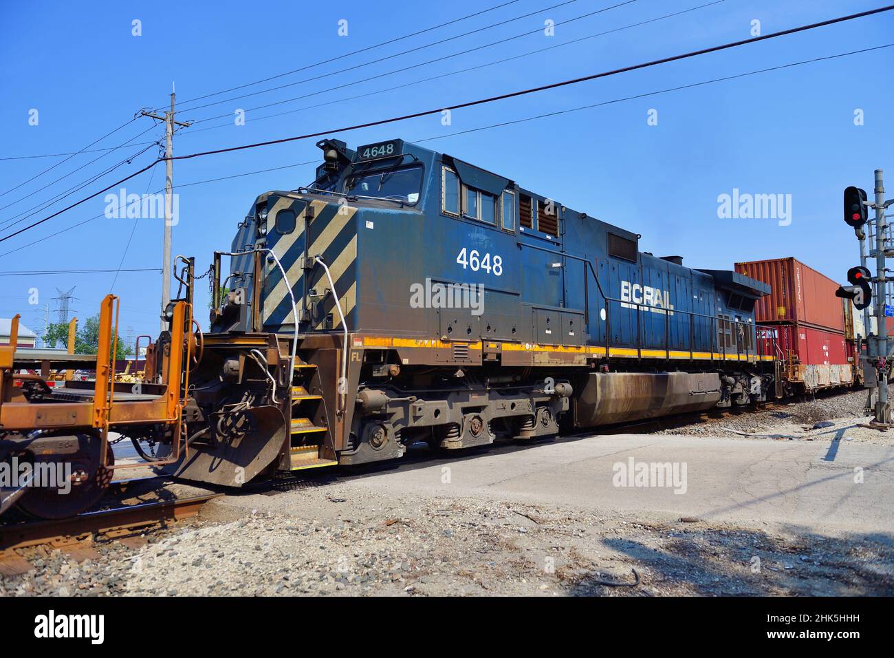 Elgin, Illinois, USA. Eine Lokomotive der Canadian National Railway, die noch immer für die British Columbia Railway lackiert wurde, fungiert als DPU im Zug. Stockfoto