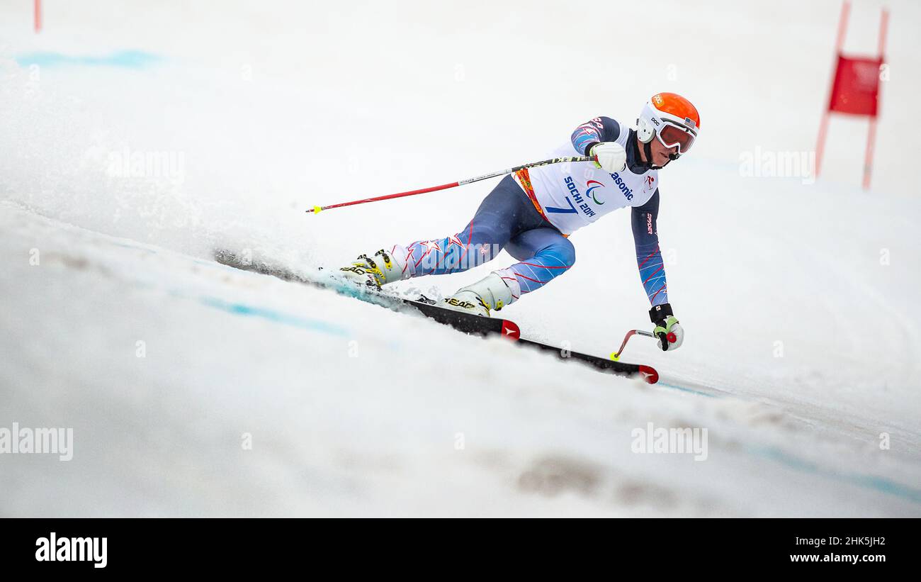 Mark BATHUM aus den USA folgt den Ausschreitungen seines Führers auf dem Weg zum Silbersieg im Alpinen Ski-Riesenslalom der Herren im Winter para 2014 Stockfoto