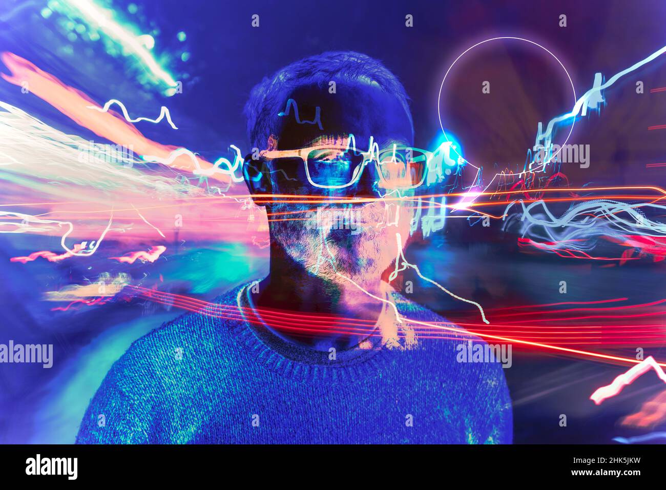 Ein Mann im Metaverse, umgeben von Lichtern und futuristischen Effekten, bildet eine künstlerische Darstellung der Verschmelzung von virtueller Realität und Realität Stockfoto