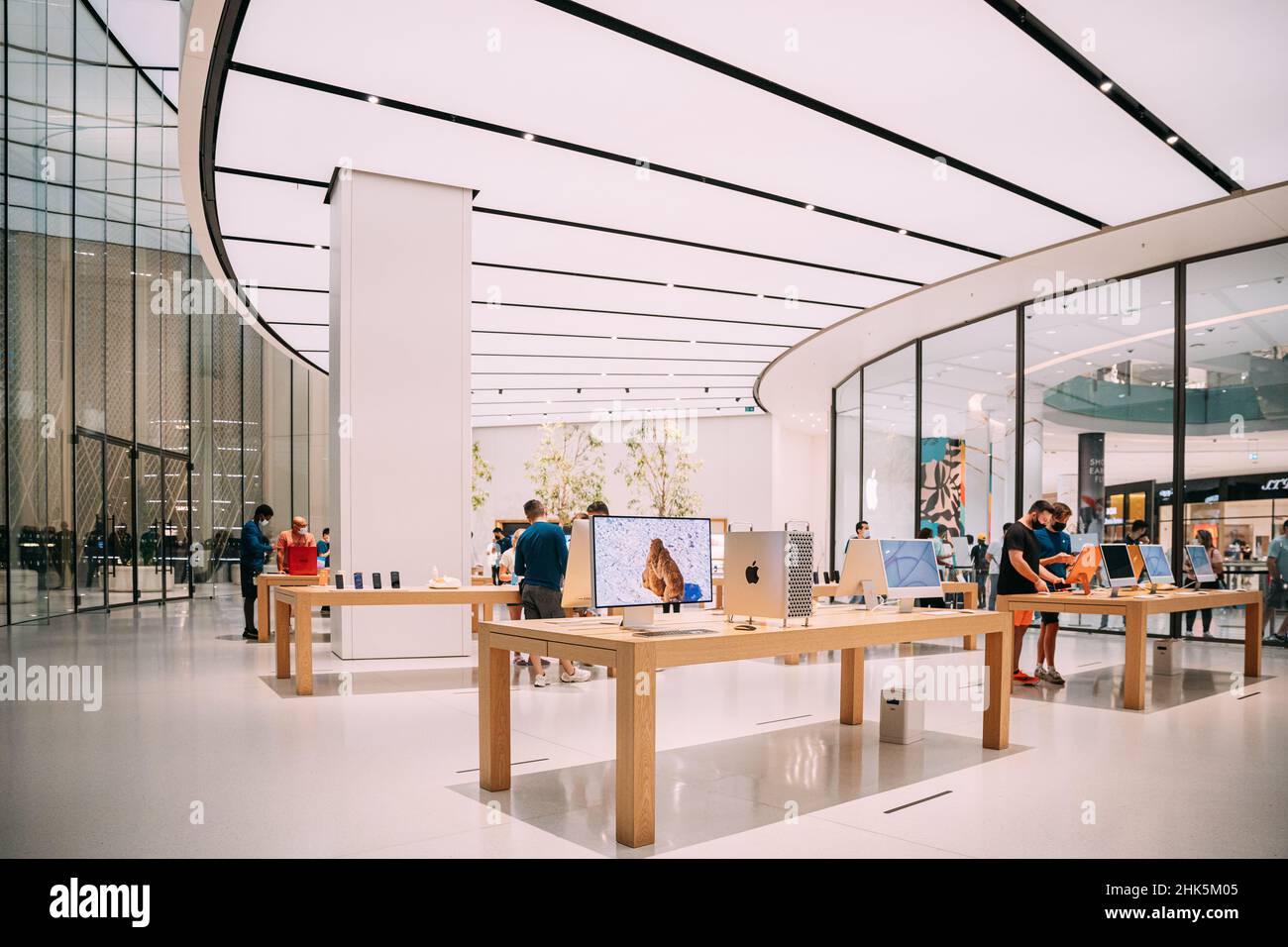 Dubai, VAE - 22. Mai 2021: Apple Store im Inneren der Dubai Mall. Apple Mac Pro Und Display Smartphones Präsentieren Sich Auf Showcase. Apple Store in Mall of the Stockfoto