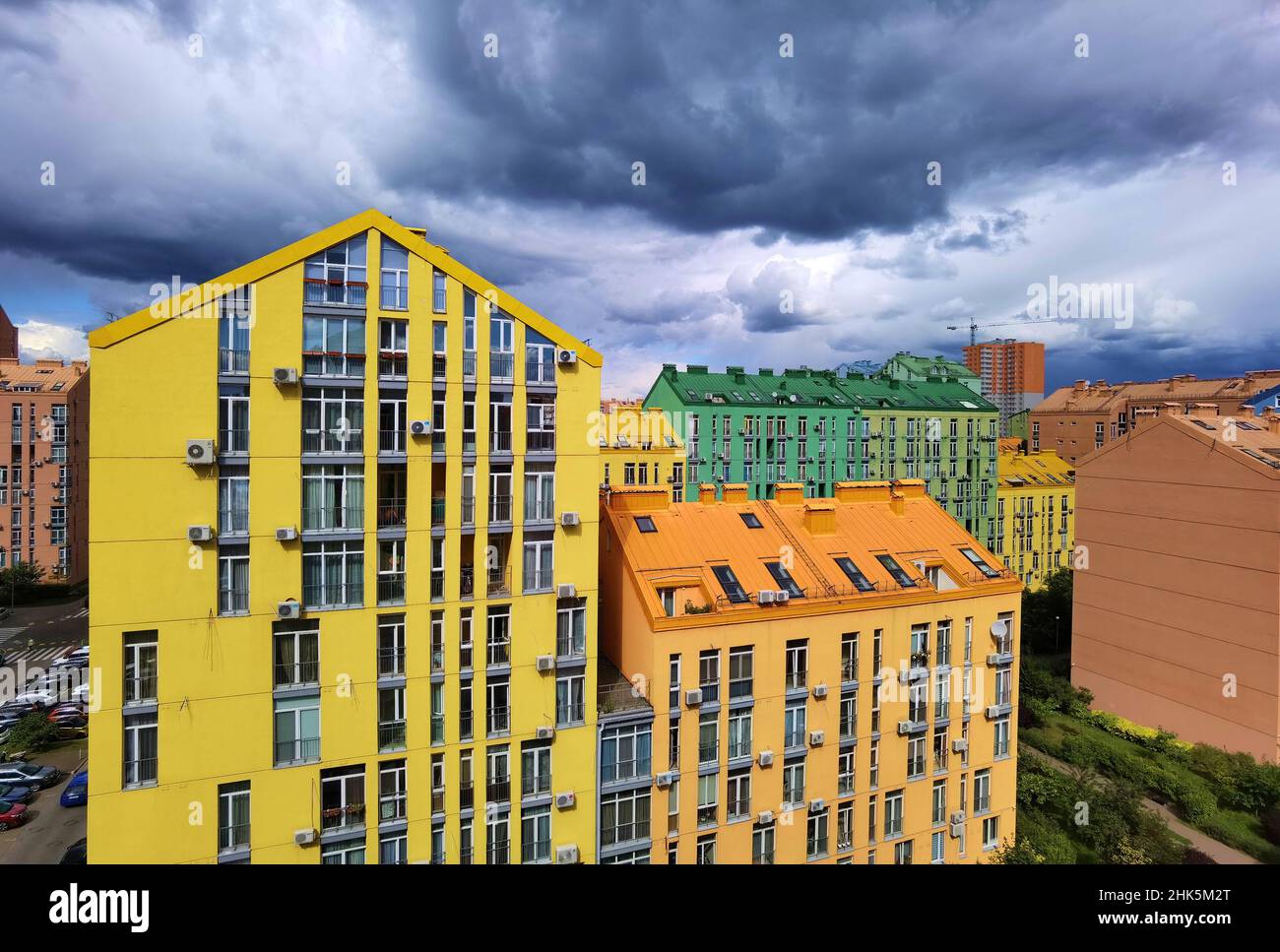 Straße mit bunten Häusern und schönem Außendesign in Kiew, Ukraine. Antenne. Komforts-Stadt. Stockfoto