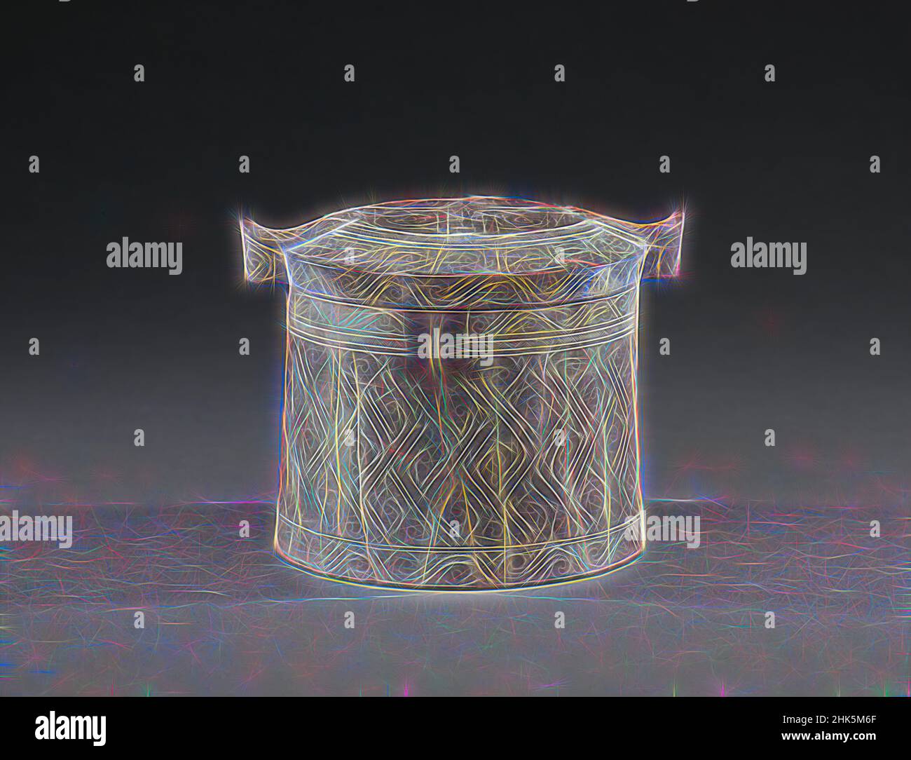Inspiriert von verdecktem Gefäß mit Design von Spiral- und geometrischen Motiven, Chinesisch, östliche Zhou-Dynastie, 770–221 v. Chr., Kriegsstaaten-Zeit, 475–221 v. Chr., 4th–3rd v. Chr., Steatit, hergestellt in China, Asien, Behälter, Stein und mineralisch, 4 x 5 x 4 1/4 Zoll (10,2 x 12,7 x 10,8 cm, neu erfunden von Artotop. Klassische Kunst neu erfunden mit einem modernen Twist. Design von warmen fröhlichen Leuchten der Helligkeit und Lichtstrahl Strahlkraft. Fotografie inspiriert von Surrealismus und Futurismus, umarmt dynamische Energie der modernen Technologie, Bewegung, Geschwindigkeit und Kultur zu revolutionieren Stockfoto