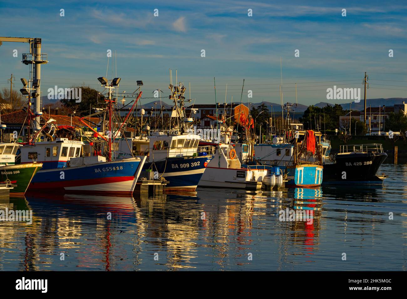 Fischerboote im Hafen von Saint Jean de Luz, Baskenland, Pyrenees Atlantiques, Frankreich Stockfoto