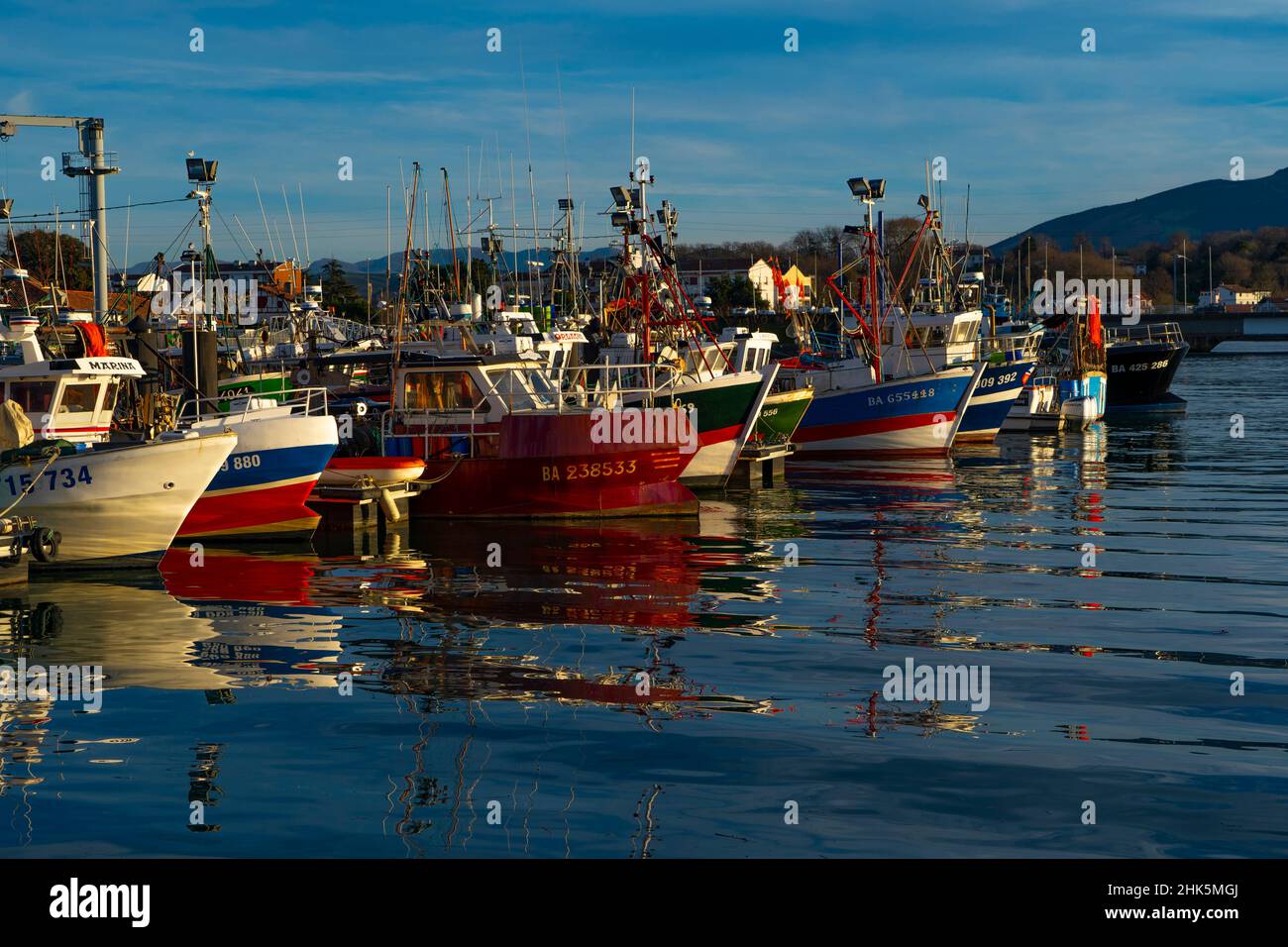 Fischerboote im Hafen von Saint Jean de Luz, Baskenland, Pyrenees Atlantiques, Frankreich Stockfoto