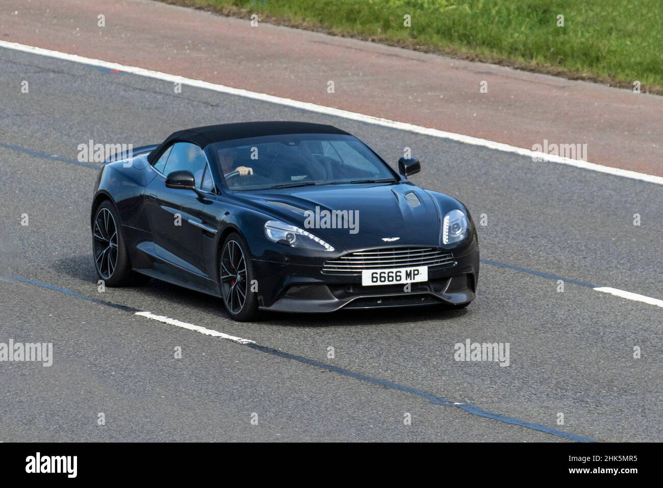 Aston Martin V12 Vantage, britischer Grand-Tourer-Cabriolet-Karosseriebau, Großbritannien Stockfoto