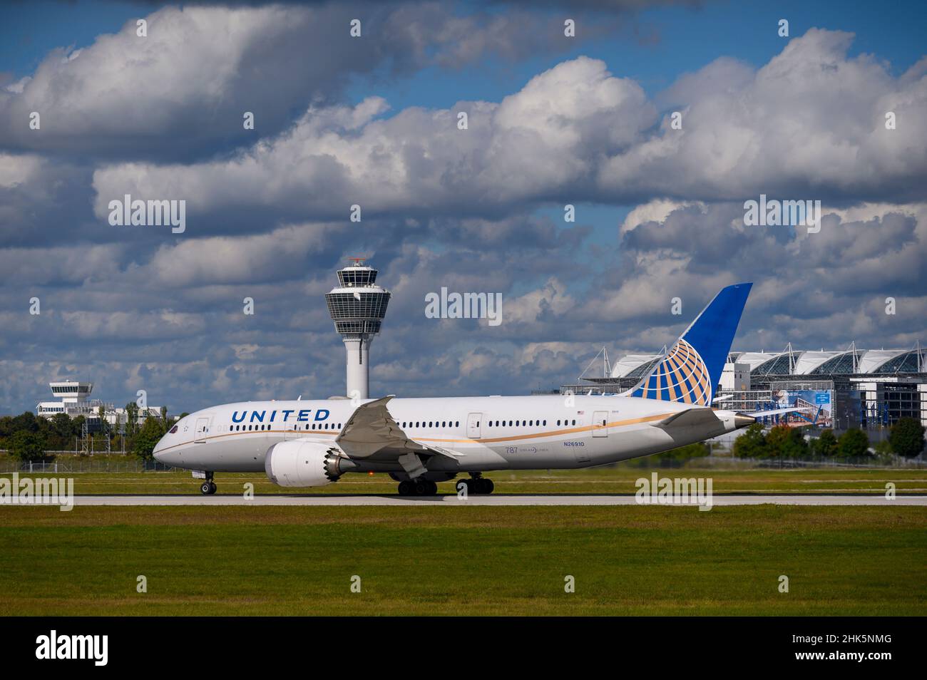 München, Deutschland - September 30. 2021: United Airlines Boeing 787-8 Dreamliner mit der Flugzeugzulassung N26910 startet auf der Südbahn Stockfoto