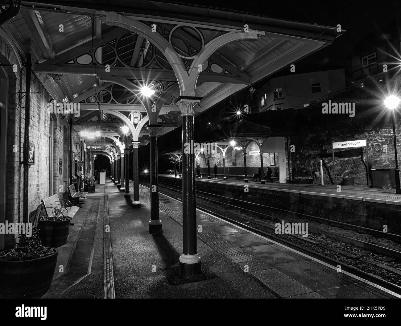 Bahnhof Knaresborough bei Nacht. Dies ist ein denkmalgeschützter Bahnhof zwischen York und Harrogate in North Yorkshire. Stockfoto