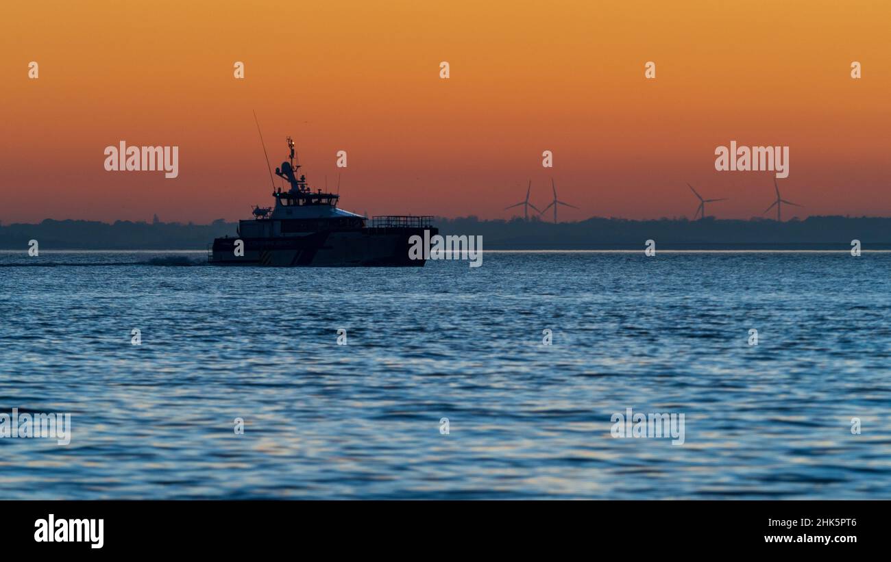 Das Offshore-Crew-Transfer-Hilfsschiff kehrt nach dem Besuch von Offshore-Windenergieanlagen vor der Küste von Sussex zurück. Iceni Marine Services Crew Transfer Vessel. Stockfoto