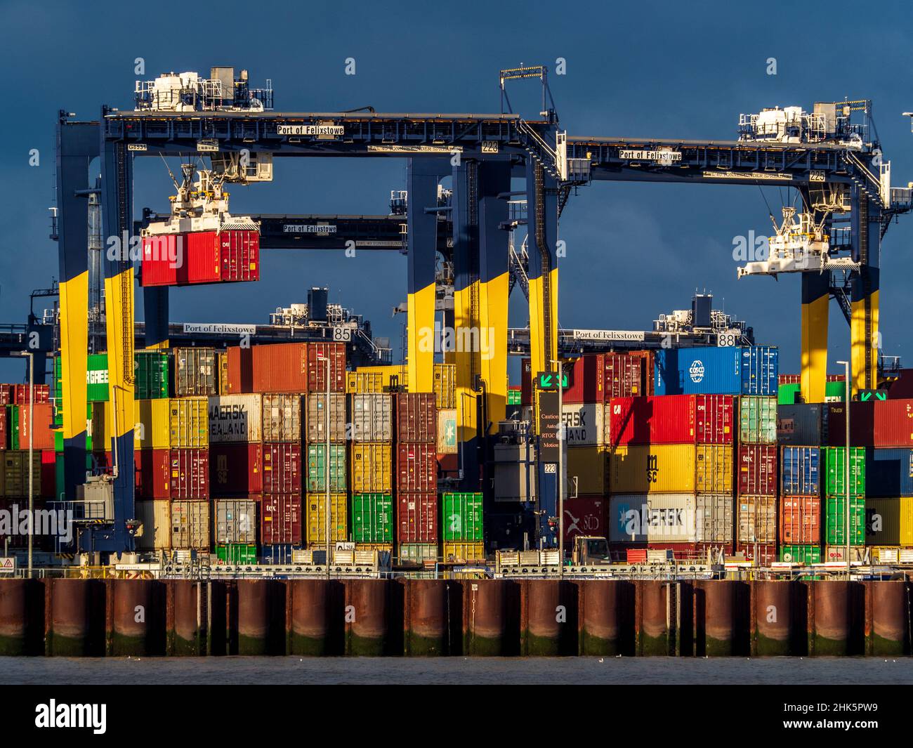 Hafenstaus - Containerstaus an britischen Häfen - gestapelte Transportcontainer warten auf die Abholung oder den Weitertransport am Felixstowe Port. Stockfoto