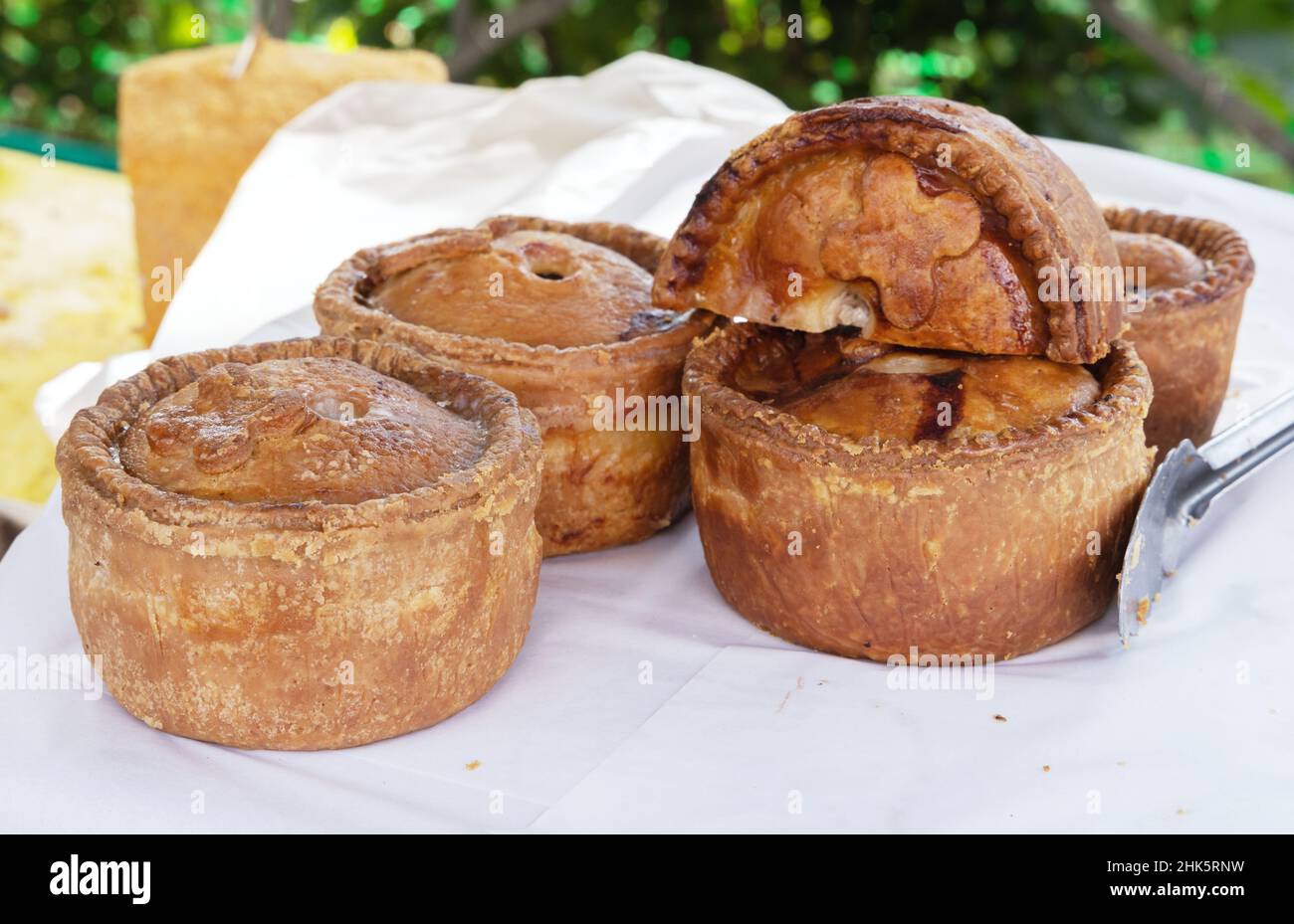 Hausgemachter Pork Pie; mehrere hausgemachte Schweinefleischpasteten auf einem Tisch - traditionelle englische Küche, aber ungesunde Ernährung, um im Übermaß zu essen, Hertfordshire England UK Stockfoto
