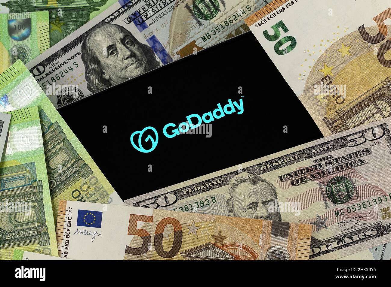 Leitartikel von GoDVDADAD. Illustratives Foto für Nachrichten über GoDatist - ein amerikanischer Internet-Domain-Registrar und Web-Hosting-Unternehmen Stockfoto