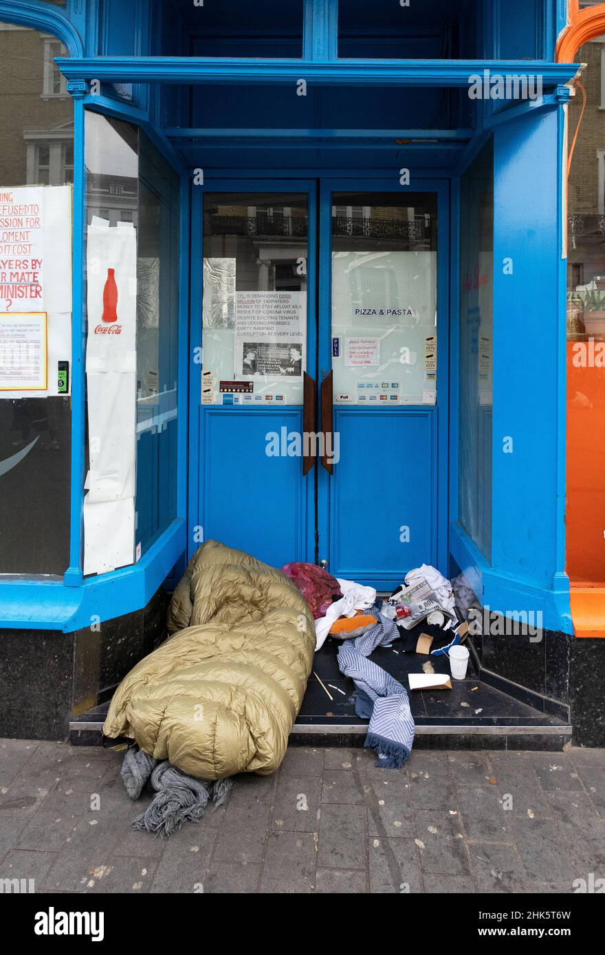Obdachloses Großbritannien; eine Person, die in einer Tür rau schläft, South Kensington, London Großbritannien; Obdachlosigkeit London Großbritannien aufgrund der Armut Großbritannien. Stockfoto