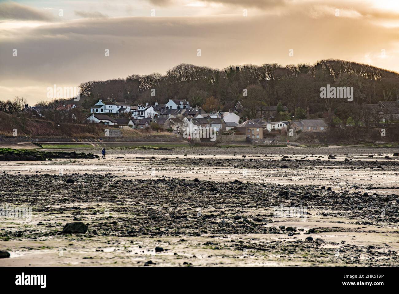 Ansicht von Lower Heysham, Lancaster, Lancashire, Großbritannien, zeigt den Skar, Ein felsiger, intertidaler Lebensraum. Stockfoto