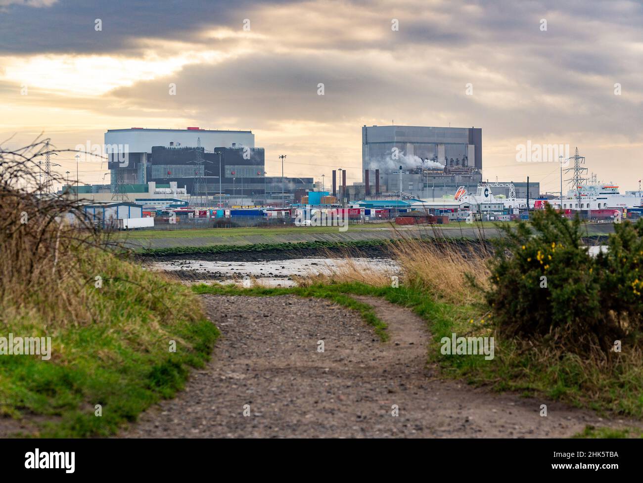 Blick auf das Kernkraftwerk Heysham und die Windenergieanlagen, Heysham, Morecambe, Lancashire, Großbritannien. Stockfoto