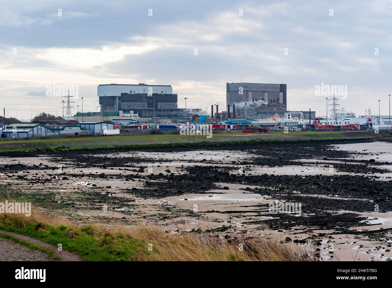 Blick auf das Kernkraftwerk Heysham und die Windenergieanlagen, Heysham, Morecambe, Lancashire, Großbritannien. Stockfoto