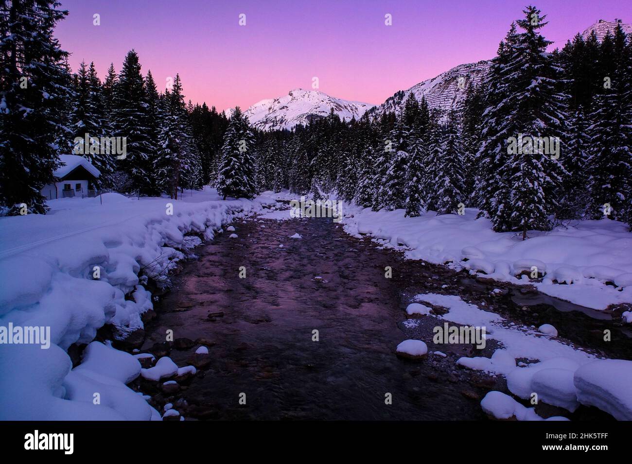 Bergbach in den österreichischen Alpen im Winter. Stockfoto