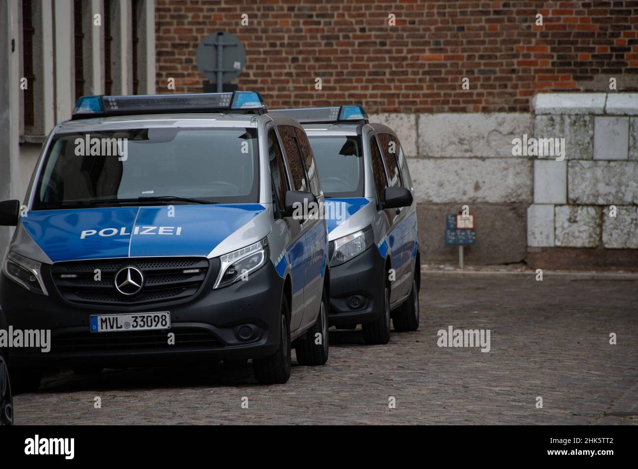 Stralsund, Deutschland 24. Juni 2021, zwei Polizeiwagen vor der Polizeiwache in Stralsund Stockfoto