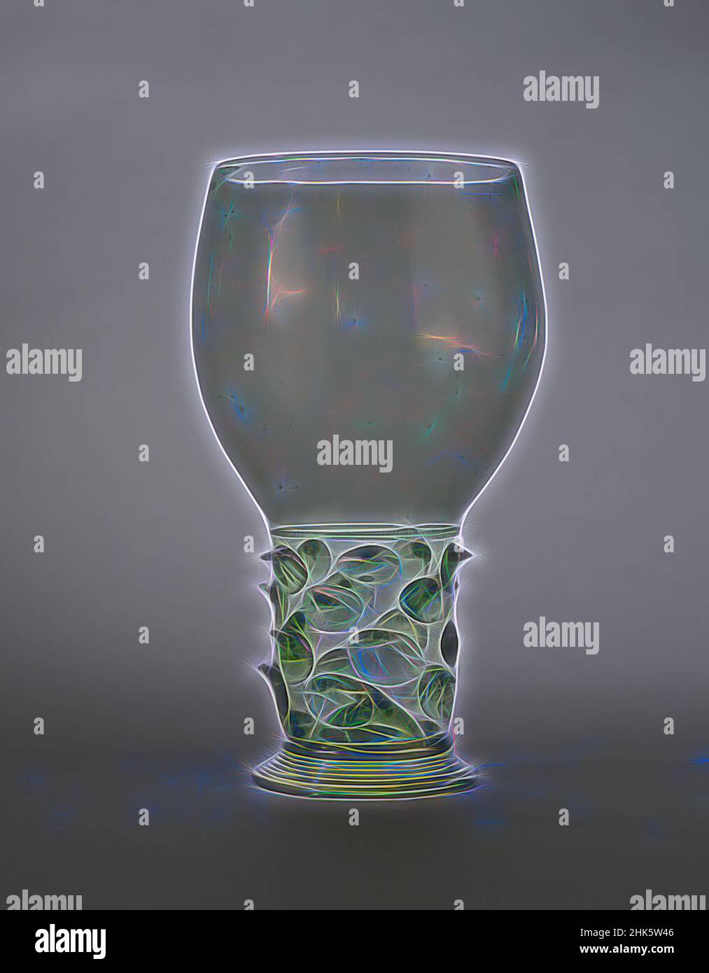 Inspiriert von Wineglass (roemer), Niederländisch, 1600–30, Glas, Made in Netherlands, Europa, Deutschland, Europa, Glaswaren, 9 1/4 x 5 1/8 Zoll (23,5 x 13 cm, neu erfunden von Artotop. Klassische Kunst neu erfunden mit einem modernen Twist. Design von warmen fröhlichen Leuchten der Helligkeit und Lichtstrahl Strahlkraft. Fotografie inspiriert von Surrealismus und Futurismus, umarmt dynamische Energie der modernen Technologie, Bewegung, Geschwindigkeit und Kultur zu revolutionieren Stockfoto