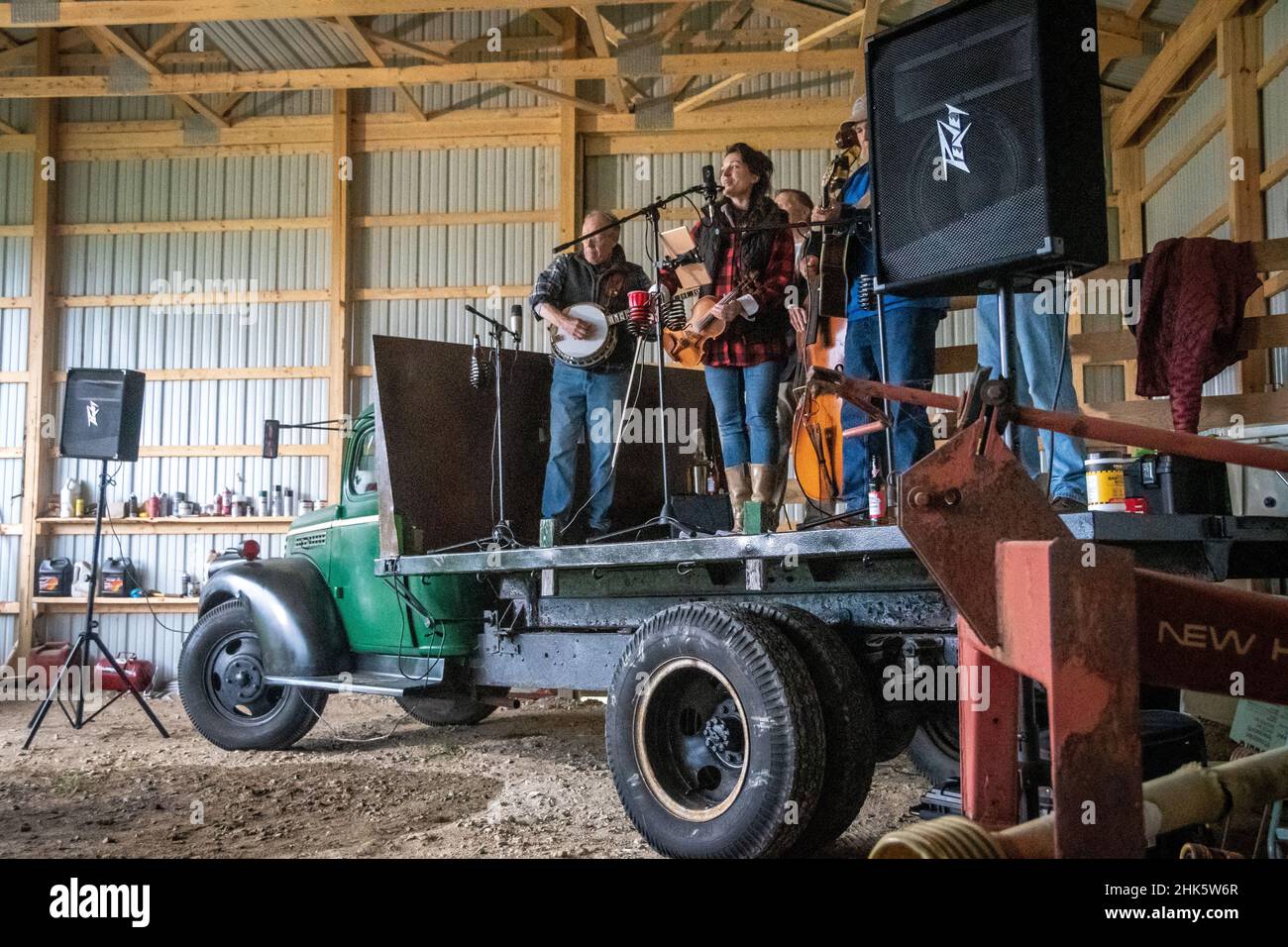 Die Mayo Family Band, die ein Stallkonzert von der Rückseite eines alten Bauernwagens aus aufführt Stockfoto