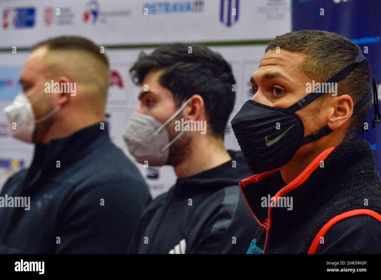 Ostrava, Tschechische Republik. 02nd. Februar 2022. Von links posieren der tschechische Schussputter Tomas Stanek, der griechische Langspringer Miltiadis Tentoglu und der englische Mittelstreckenläufer Elliot Giles vor der Czech Indoor Gala 2022 in Ostrava, Tschechische Republik, am 2. Februar 2022. Kredit: Jaroslav Ozana/CTK Foto/Alamy Live Nachrichten Stockfoto