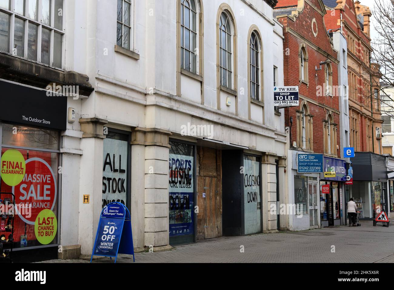 Die Gegend Strand in der Cheltenham High Street mit Geschäften zum Mieten, zum Verkauf einkaufen und einem leeren Laden, nachdem der Verkauf während des wirtschaftlichen Niedergangs geschlossen wurde Stockfoto