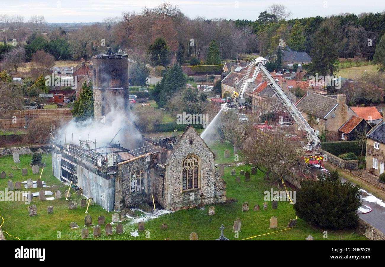 Feuerwehrleute bekämpfen einen Brand in der St. Mary's Church aus dem 11th. Jahrhundert in Beachamwell, in der Nähe von Swaffham, Norfolk. Bilddatum: Mittwoch, 2. Februar 2022. Stockfoto
