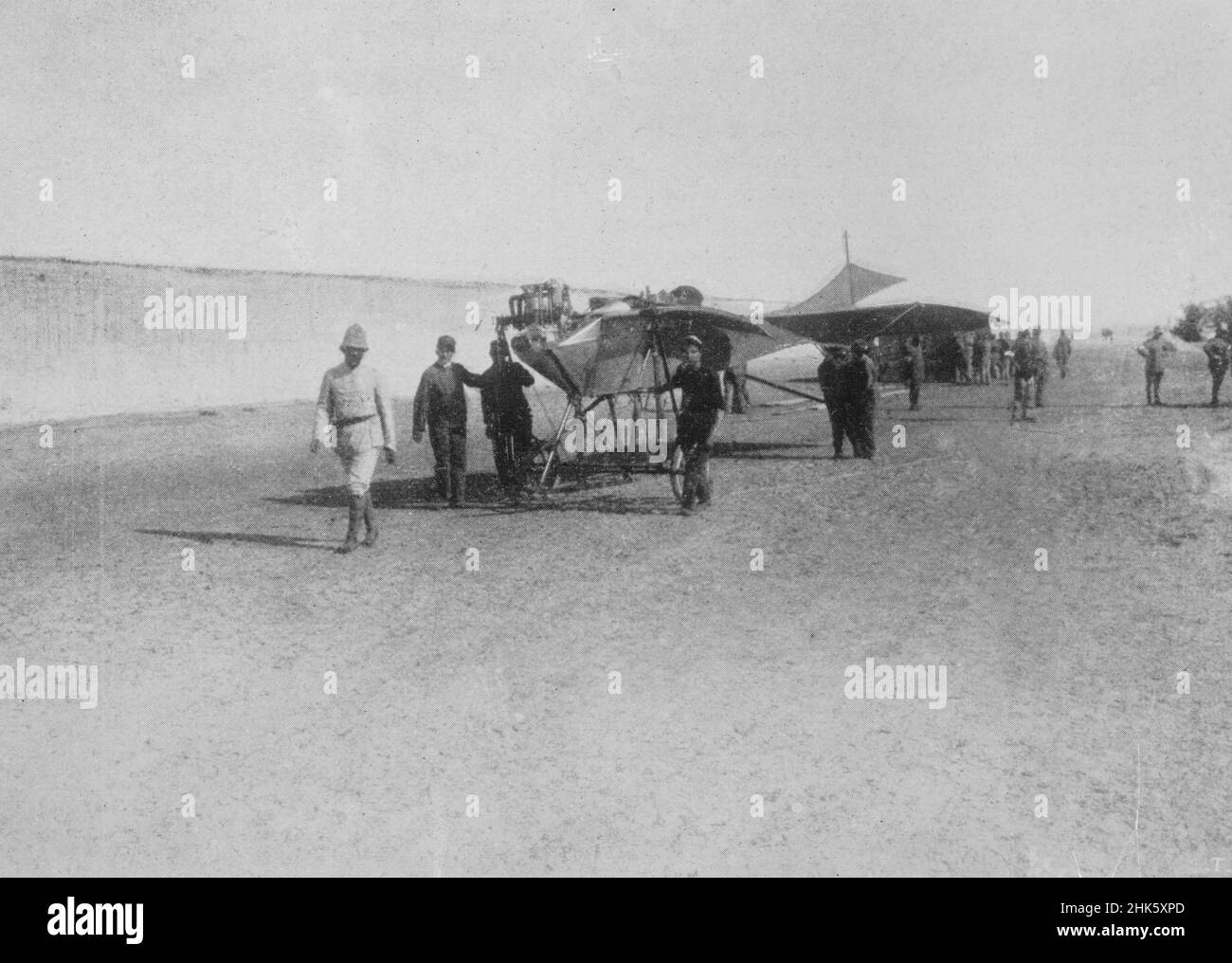 Ein Vintage-Zeitungsfoto um 1912 von einem Etrich Taube-Flugzeug der Königlichen Italienischen Armee in Libyen während des italienischen Türkenkrieges von 1911 bis 1912. Der Konflikt war der erste protokollierte Einsatz von Militärflugzeugen für Bombenangriffe, einschließlich der ersten Luftaufklärungsmission Stockfoto