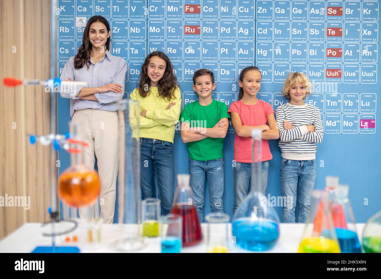 Frau mit Studenten, die selbstbewusst auf die Kamera schauen Stockfoto