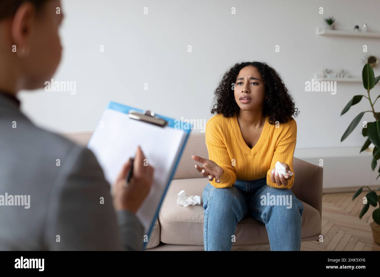 Psychotherapeut, der depressive schwarze Patientin konsultiert und in der Klinik eine Therapiesitzung durchgeführt hat Stockfoto