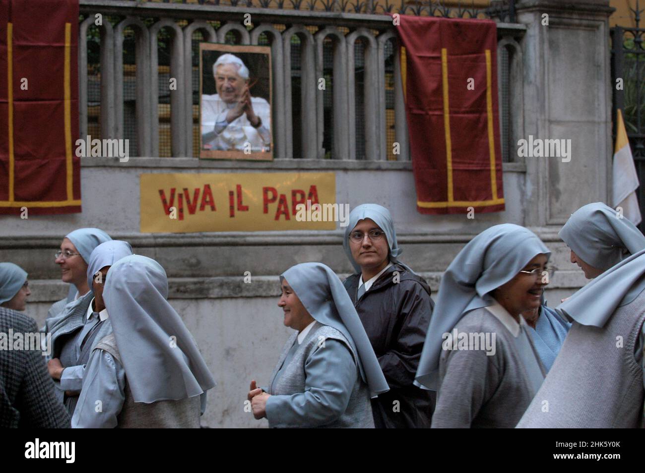 Rom, Italien 07/05/2005: Nonnen grüßen Benedetto XVI Papst zu Besuch in der Basilika Santa Maria Maggiore. ©Andrea Sabbadini Stockfoto
