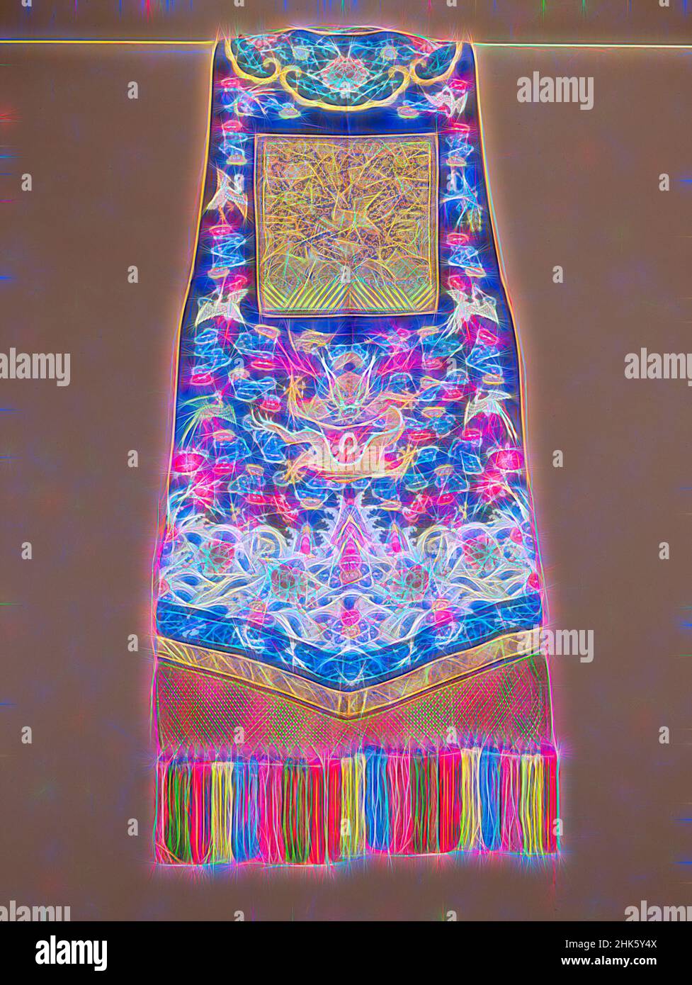 Inspiriert von der ärmellosen Weste für die Han-chinesische Frau eines Beamten, der chinesischen Qing-Dynastie, 1644–1911, Daoguang-Zeit, 1820–1850, durch die Guangxu-Zeit, 1875–1908, Mitte bis Ende des 19th. Jahrhunderts, bestickte Seide mit Seide und Metallfäden, China, Asien, Kostüme und Kleidung, Textilien, 42 1/8 x 17 Zoll, neu erfunden von Artotop. Klassische Kunst neu erfunden mit einem modernen Twist. Design von warmen fröhlichen Leuchten der Helligkeit und Lichtstrahl Strahlkraft. Fotografie inspiriert von Surrealismus und Futurismus, umarmt dynamische Energie der modernen Technologie, Bewegung, Geschwindigkeit und Kultur zu revolutionieren Stockfoto