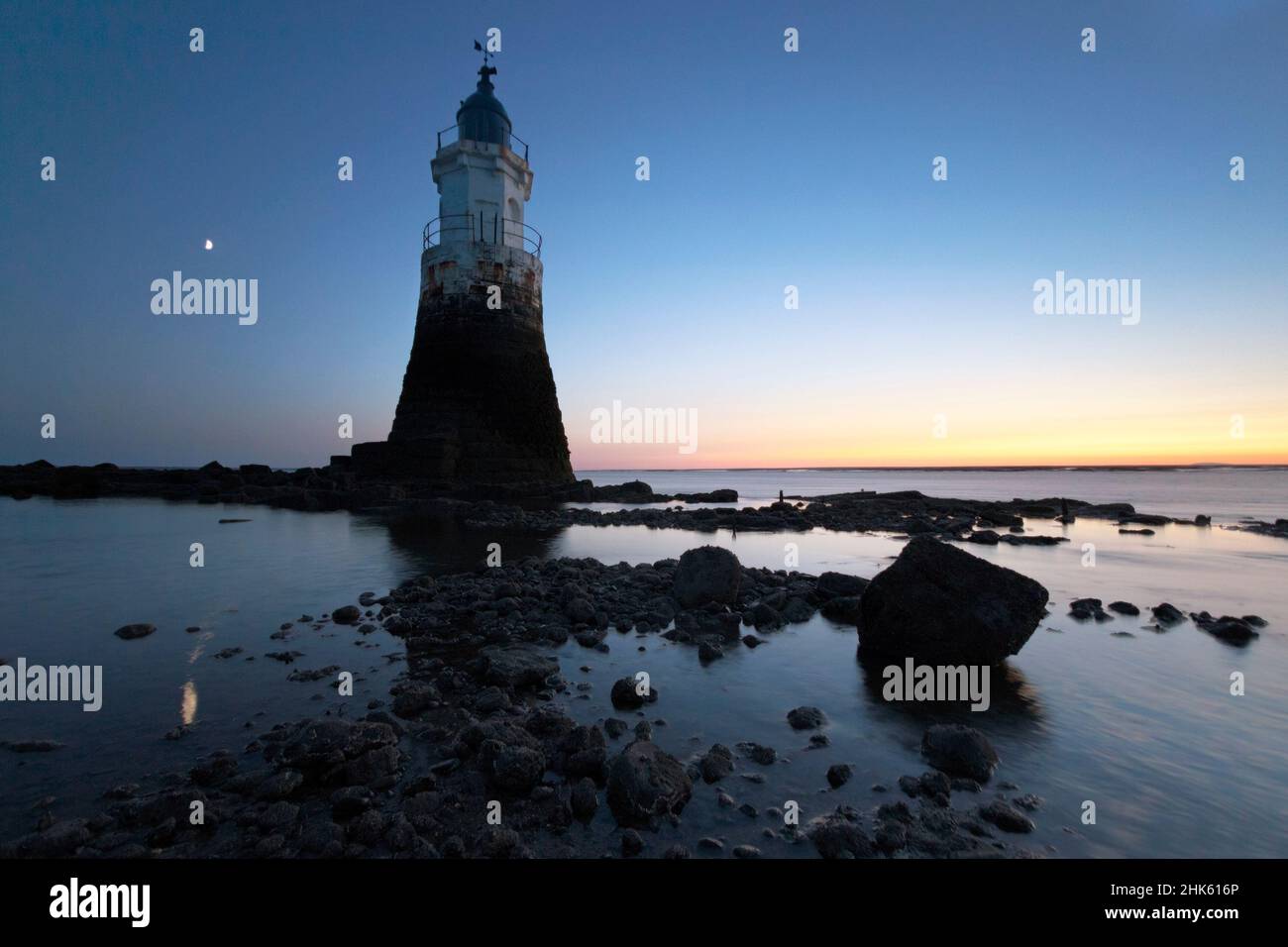 Plover Scar Lighthouse bei Sonnenuntergang/Abenddämmerung in Lancashire, England Stockfoto