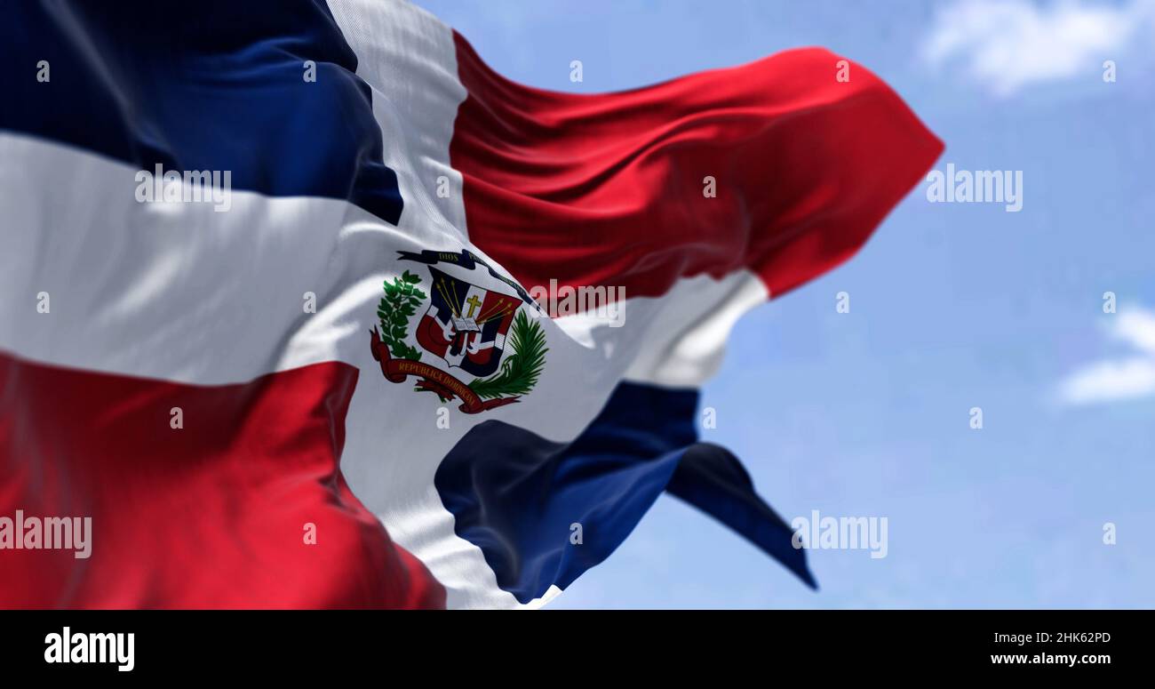 Detail der Nationalflagge der Dominikanischen Republik, die an einem klaren Tag im Wind winkt. Demokratie und Politik. Patriotismus. Selektiver Fokus. Caribbea Stockfoto