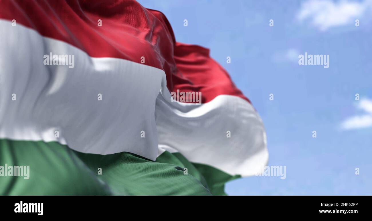 Detail der Nationalflagge Ungarns, die an einem klaren Tag im Wind winkt. Demokratie und Politik. Patriotismus. Selektiver Fokus. mitteleuropäische Guntr Stockfoto