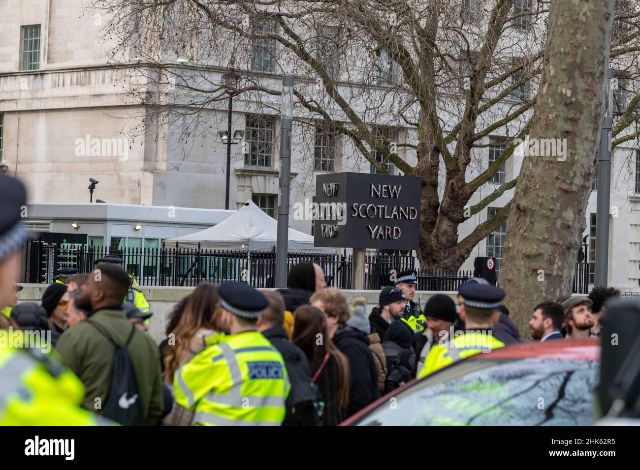 London, Großbritannien. 2nd. Februar 2022. Demonstranten vor New Scotland Yard protestieren gegen die angebliche Illegalität von Impfungen Kredit: Ian Davidson/Alamy Live News Stockfoto