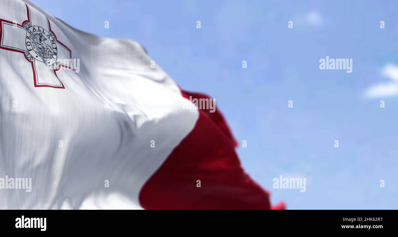 Detail der Nationalflagge von Malta, die an einem klaren Tag im Wind winkt. Demokratie und Politik. Patriotismus. Selektiver Fokus. Südeuropäische Länder Stockfoto