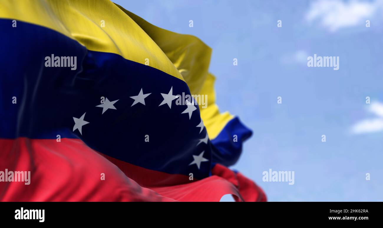 Detail der Nationalflagge Venezuelas, die an einem klaren Tag im Wind winkt. Demokratie und Politik. Patriotismus. Selektiver Fokus. südamerikanischer Gräfin Stockfoto
