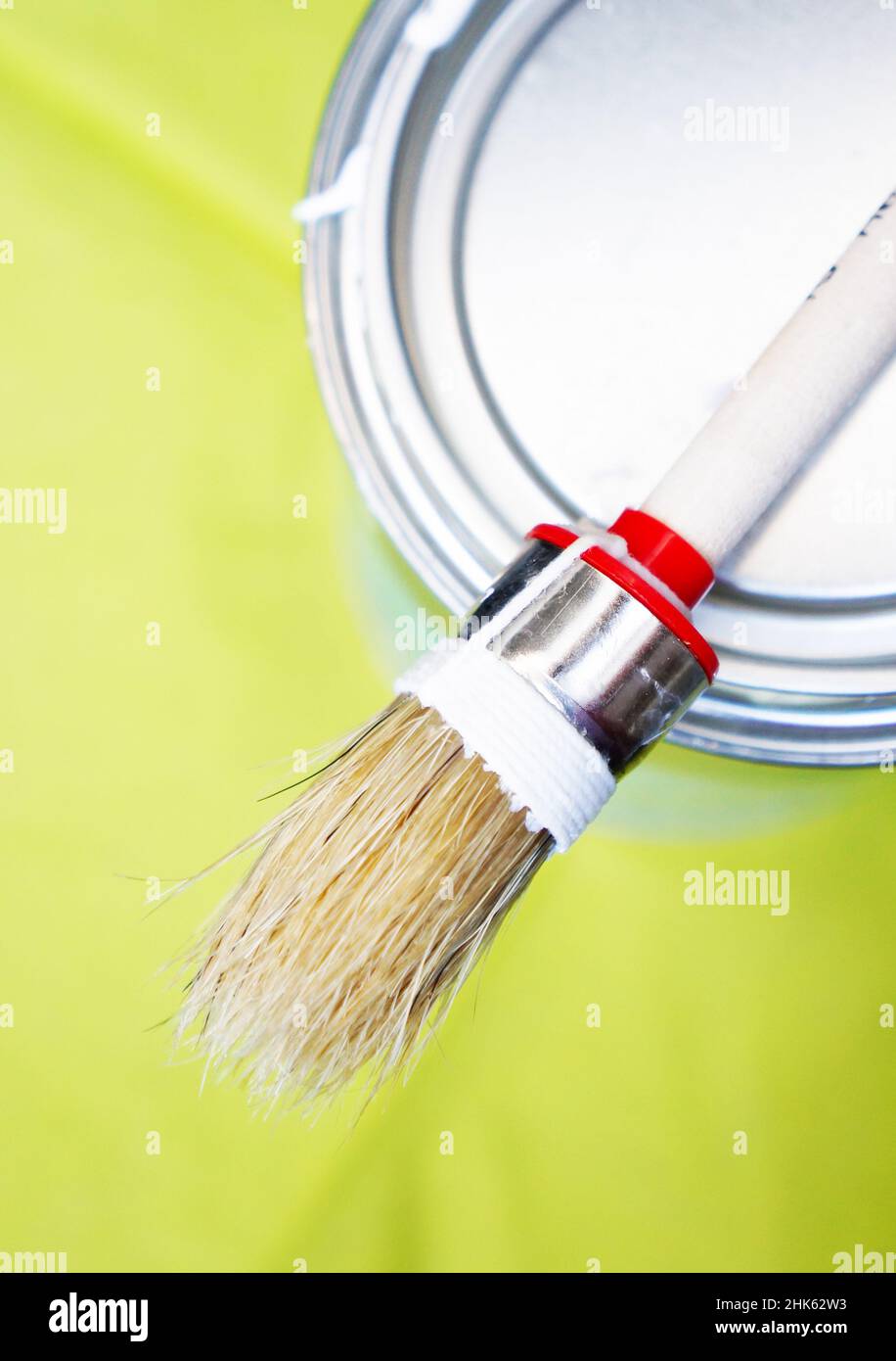 Vertikale Aufnahme der Pinsel auf einem Metalleimer Stockfoto