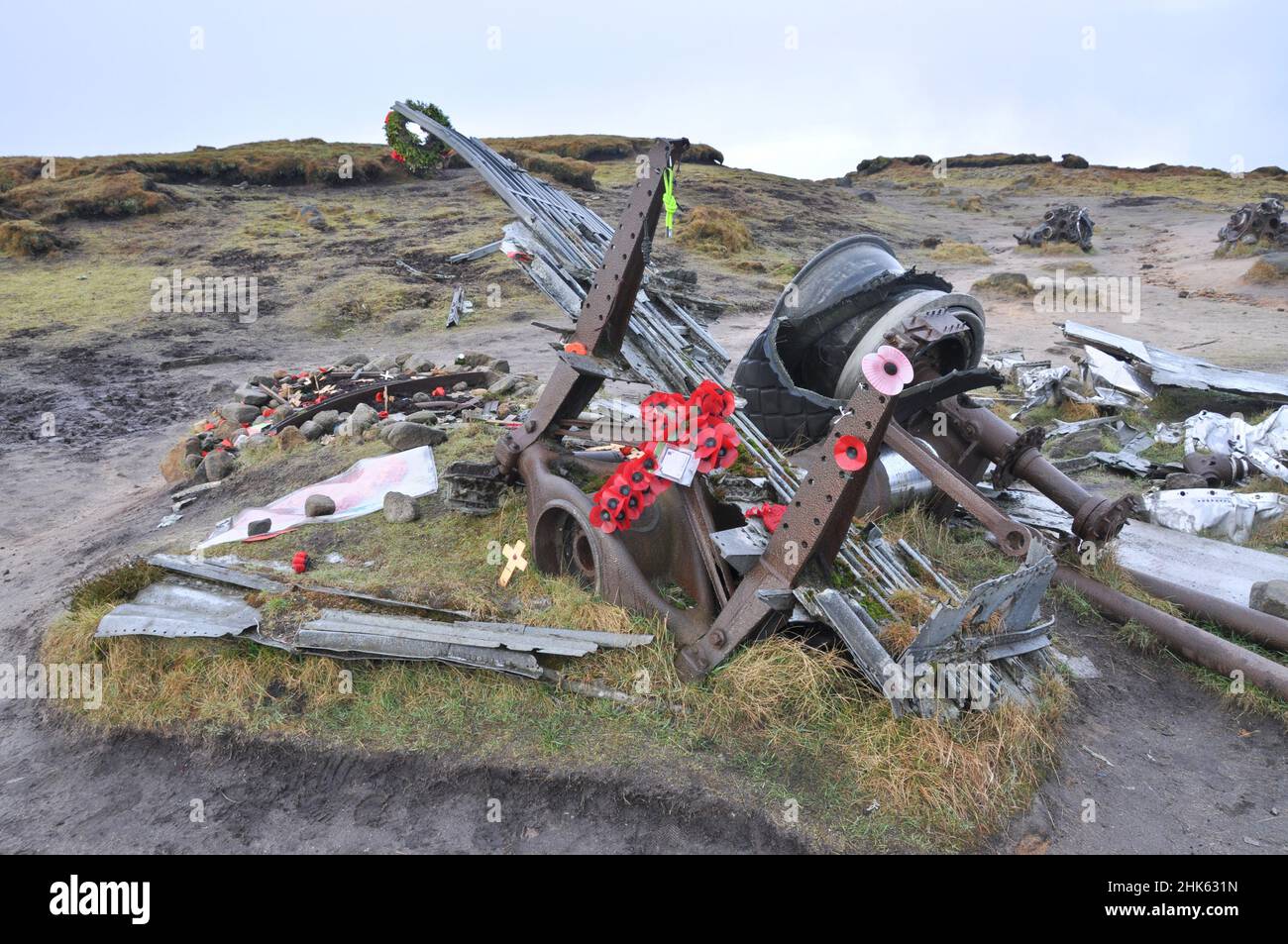 Flugzeugabsturz auf Bleaklow im Peak District, mit Gedenkmohn, von America Bomber „überbelichtet“ Stockfoto