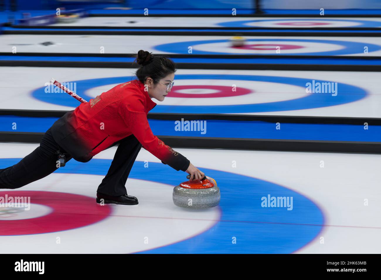 Peking, China. 02nd. Februar 2022. Fan Suyuan aus China tritt bei den Olympischen Winterspielen 2022 in Peking am Mittwoch, den 2. Februar 2022, in einem Mixed Doubles Round Robin Session 1 Curling Wettbewerb gegen die Schweiz an. Foto von Paul Hanna/UPI Credit: UPI/Alamy Live News Stockfoto