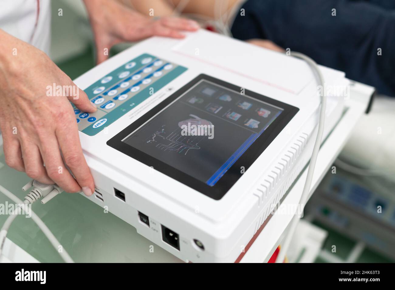 Kardiologen In Der Nähe Online Termin Der Arzt des Kardiologen führt Elektrokardiographie am Mann durch, der