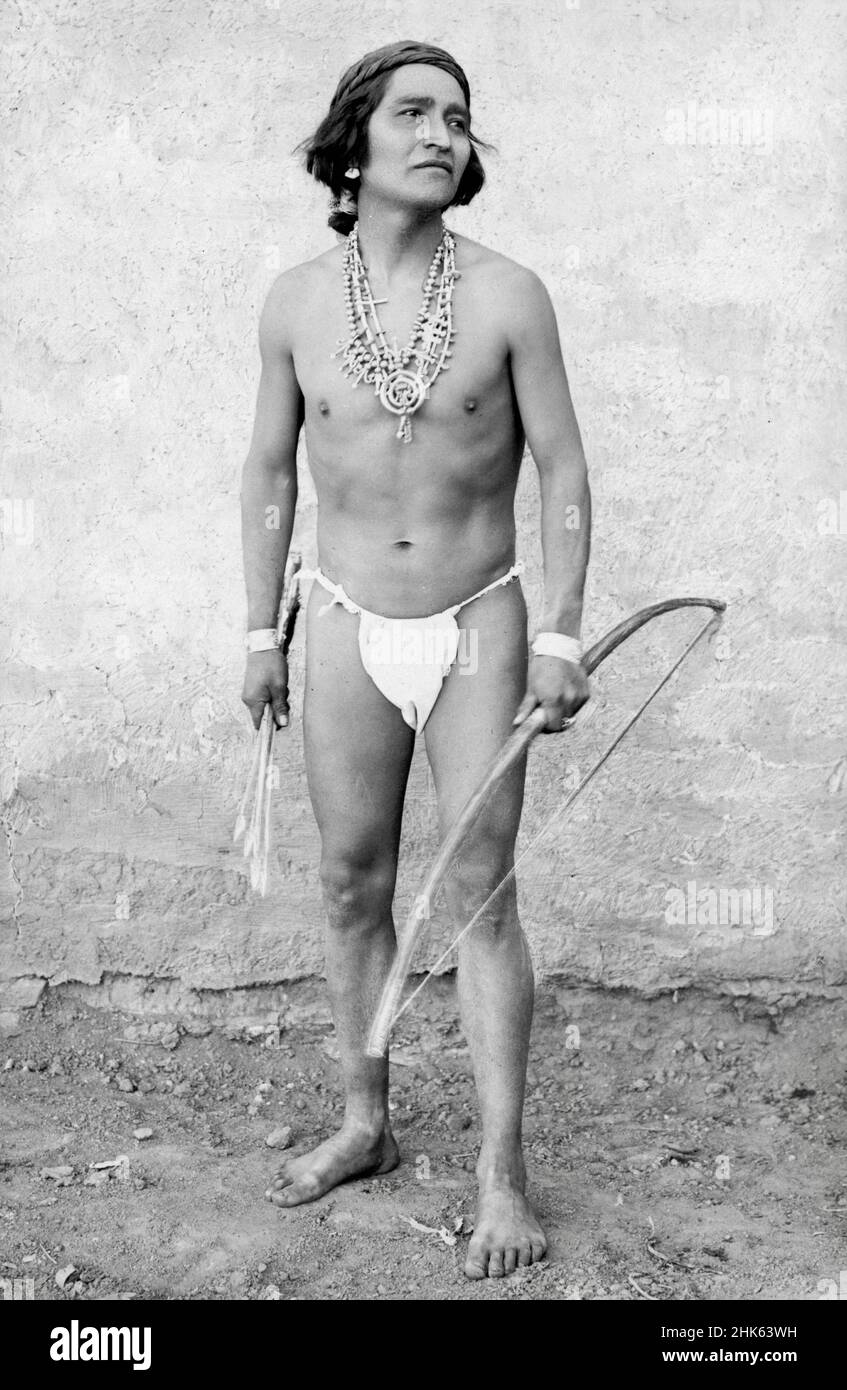 Simeon Schwemberger - Eine Figurenstudie eines Zuni-Marathon-Renners, der Aloin-Stoff trägt und einen Bogen und Pfeile hält - 1909 Stockfoto