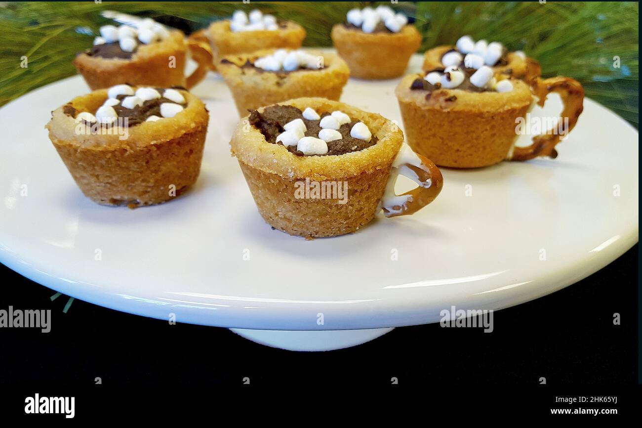 Weihnachtsplatten-Schokoladenteller mit Marschmalchen und Brezelgriffen auf einem weißen Podestteller Stockfoto